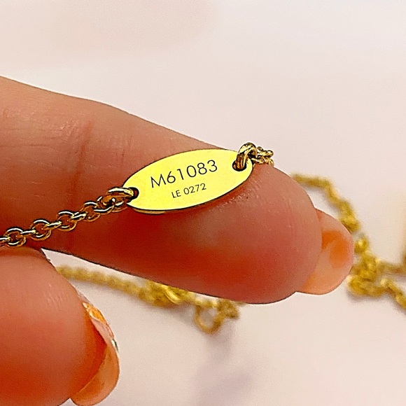 LOUIS VUITTON Necklace Essential V Gold Plated Italy - Picture 3 of 10